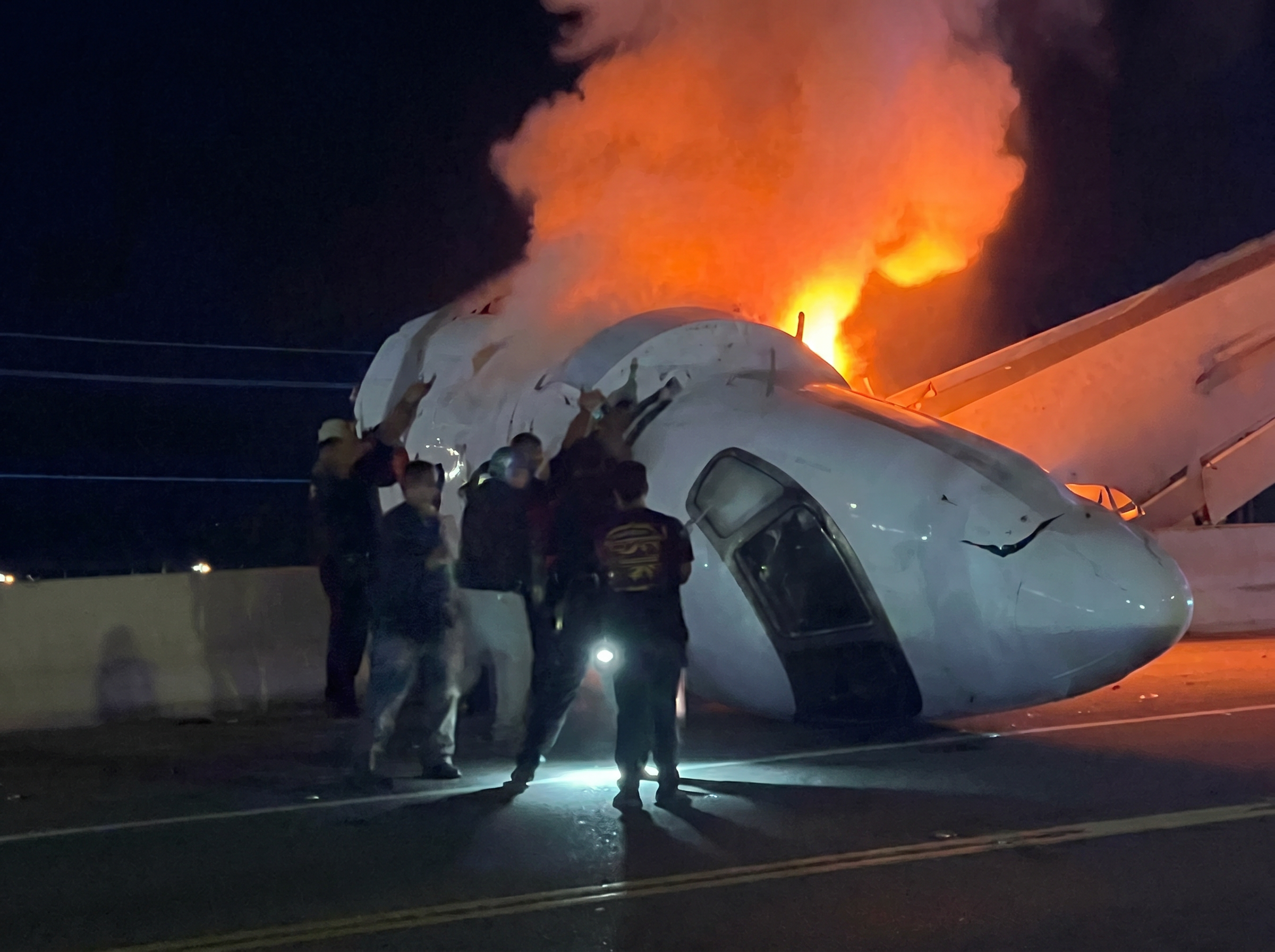Dramatic Rescue Operation Unfolds After Plane Crash on Texas Highway
