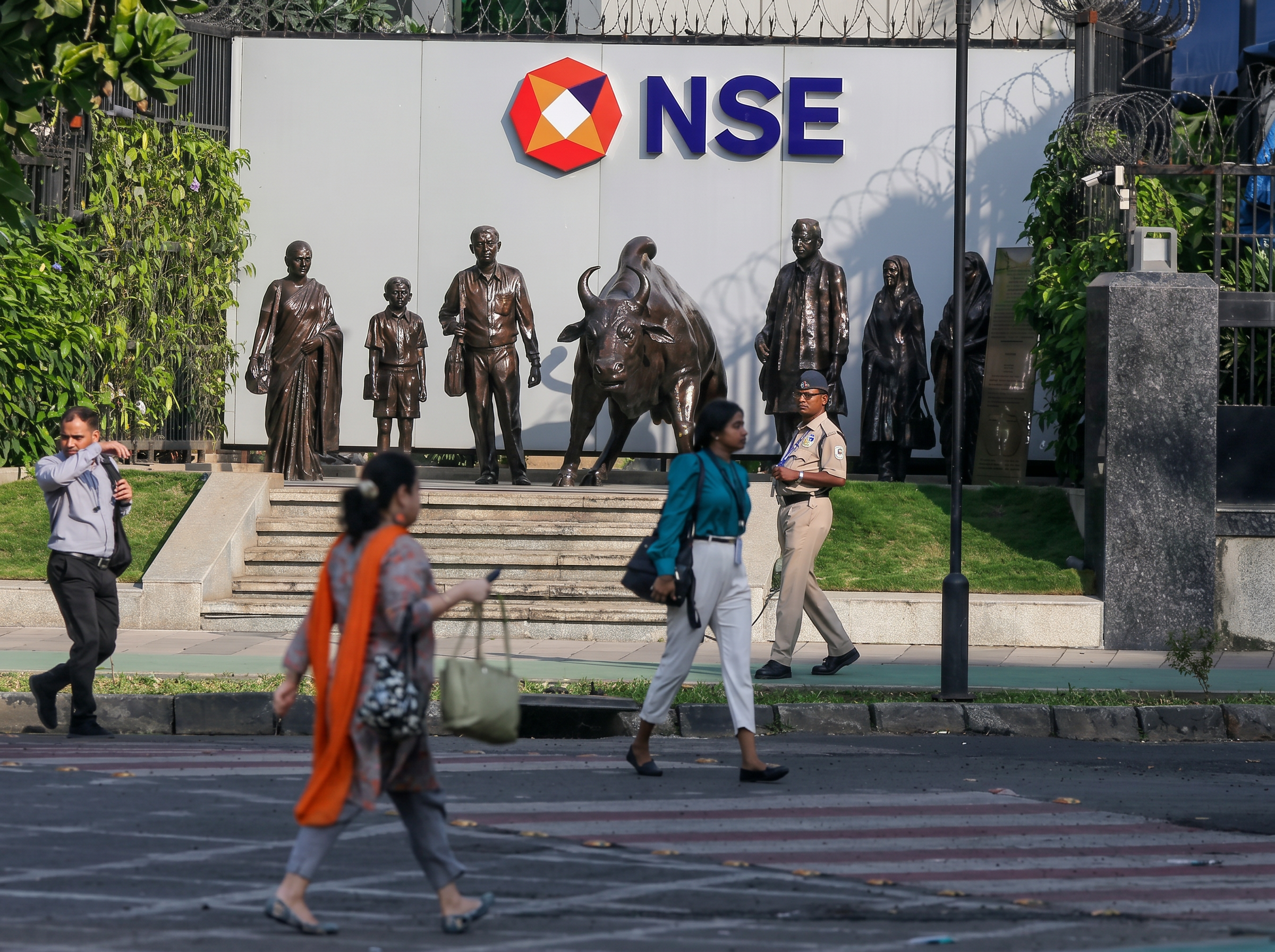 Indian Billionaires Stand to Gain from National Stock Exchange IPO