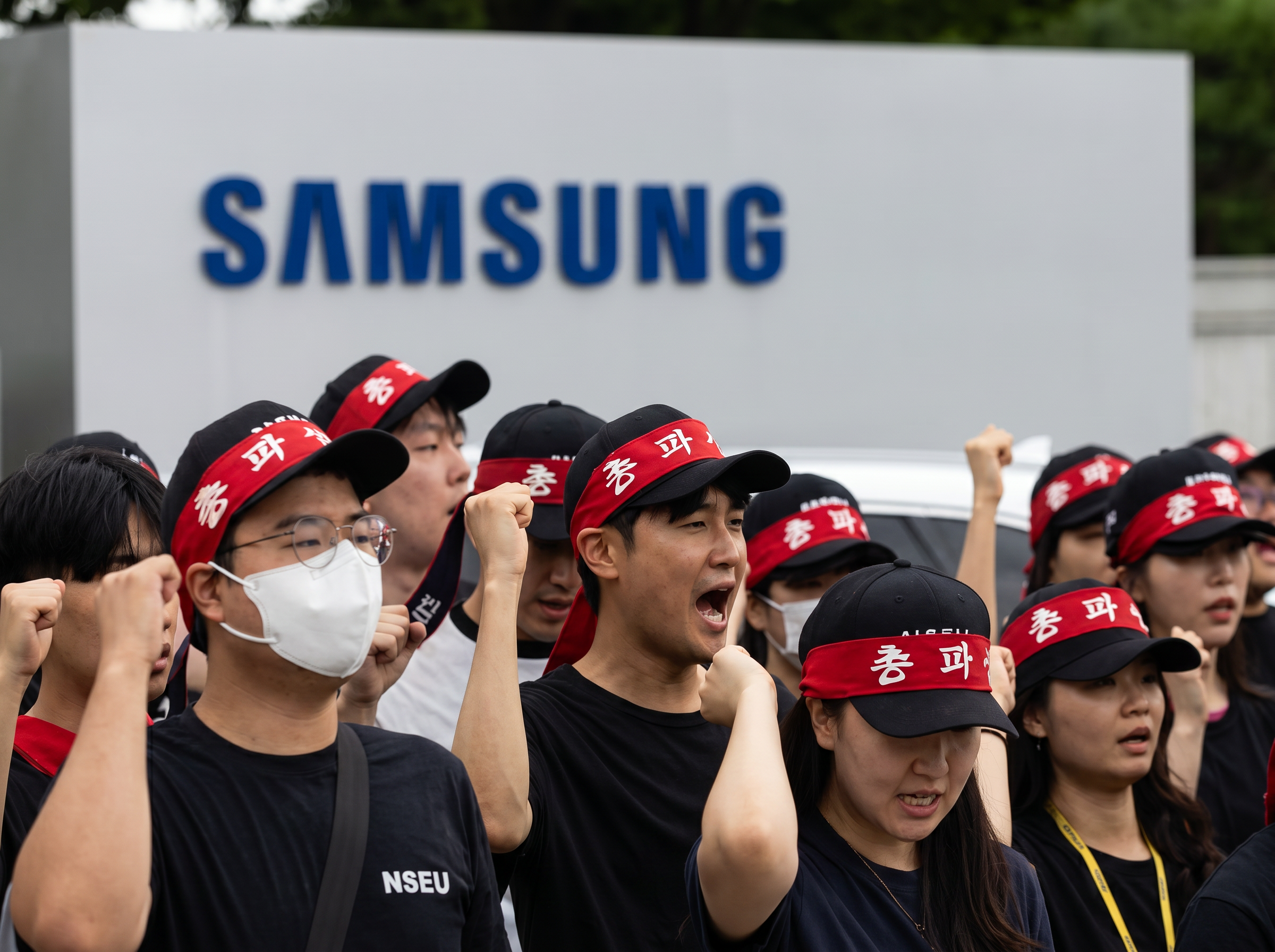Massive Labor Strike at Samsung's Chip Plants Threatens AI Production