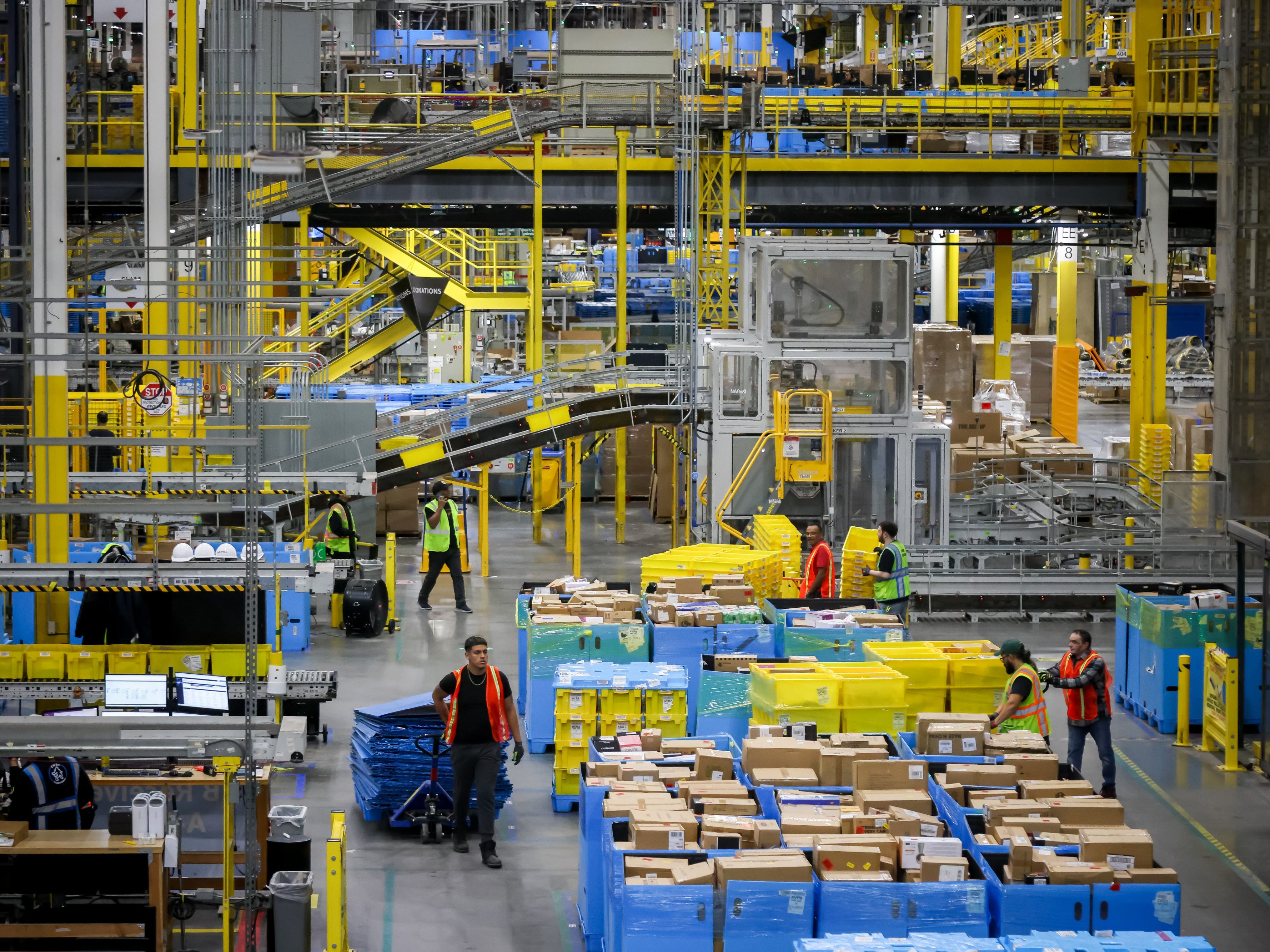 Amazon's Automated Staffing Initiative Faces Managerial Resistance in Warehouses