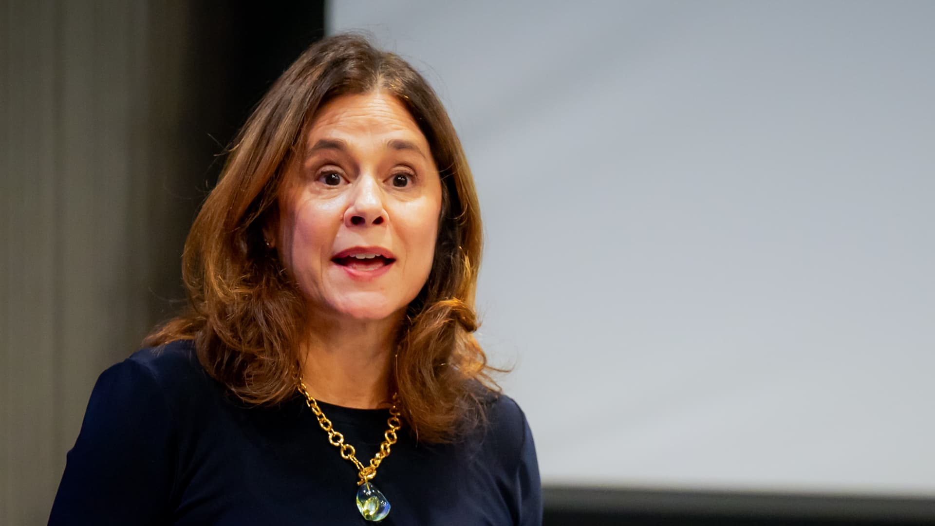 Dallas Fed President Lorie Logan Advocates for Modestly Higher Interest Rates