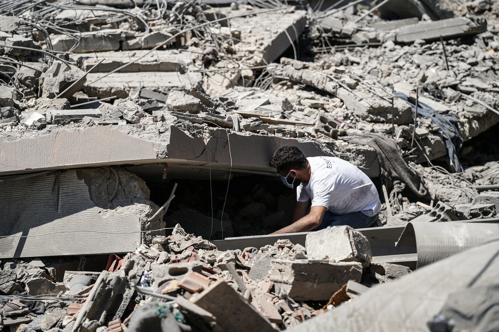 Displaced Lebanese Assess Damage in Nabatieh Following Ceasefire