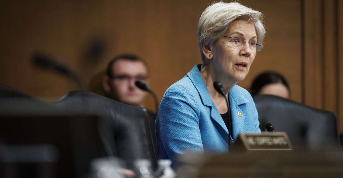 Elizabeth Warren Warns of AI Bubble Risks Ahead of Financial Crisis