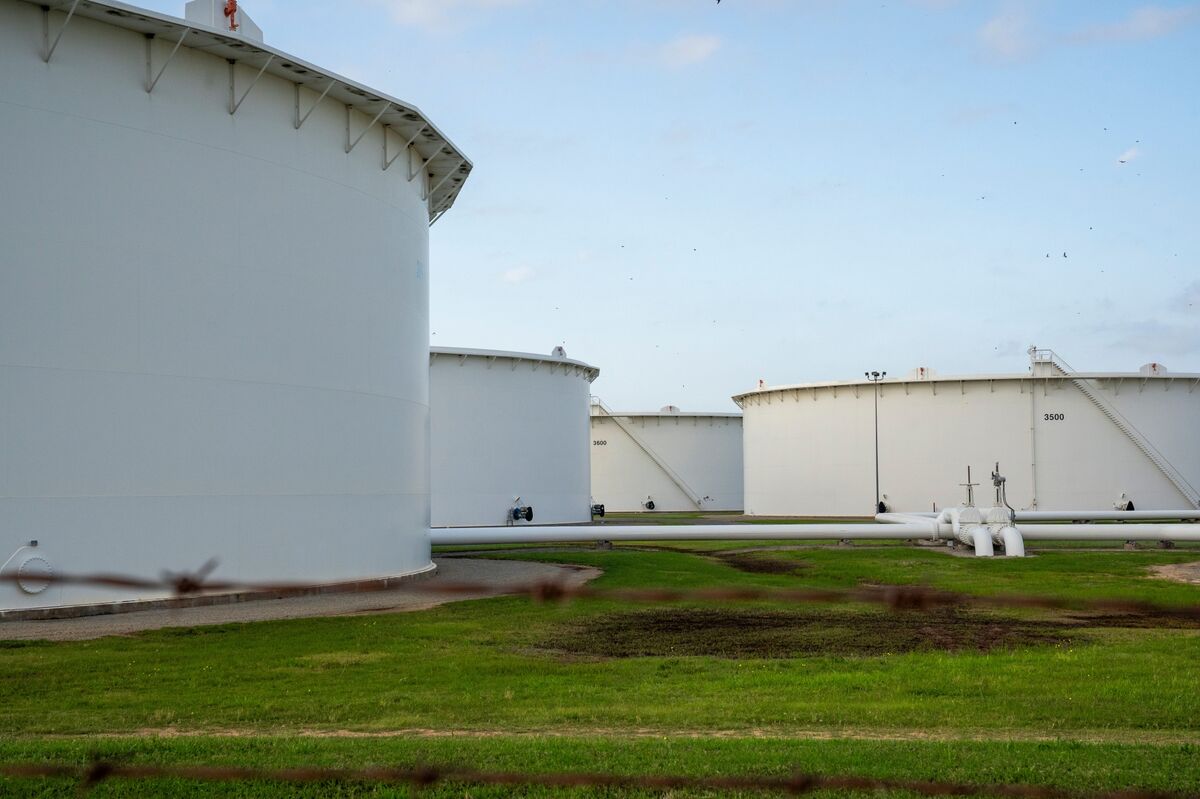 Hedge Funds Intensify Bearish Oil Positions as US-Iran MOU Looms