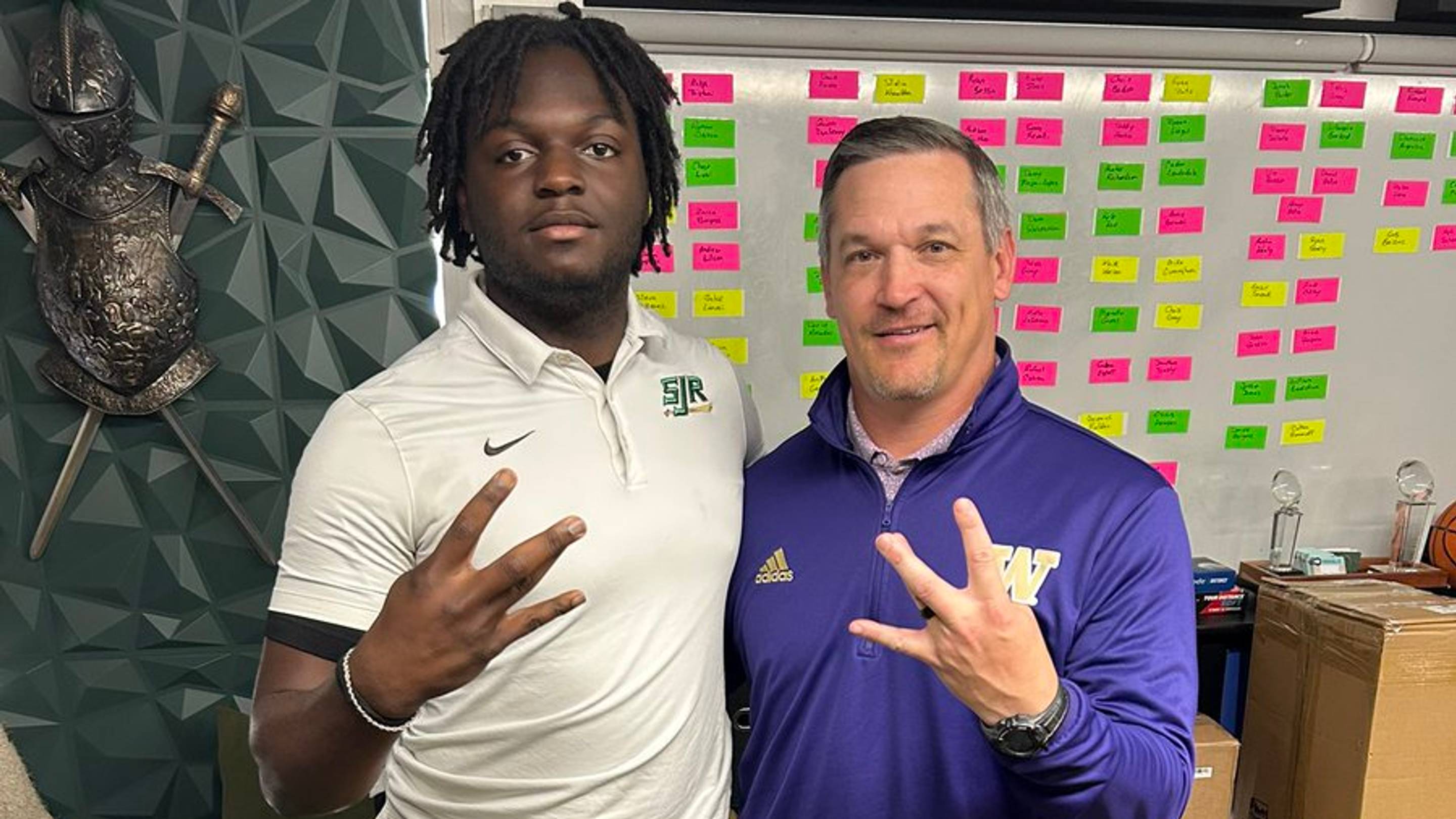 Huskies Secure Commitment from Four-Star Edge Rusher Chaz Gray