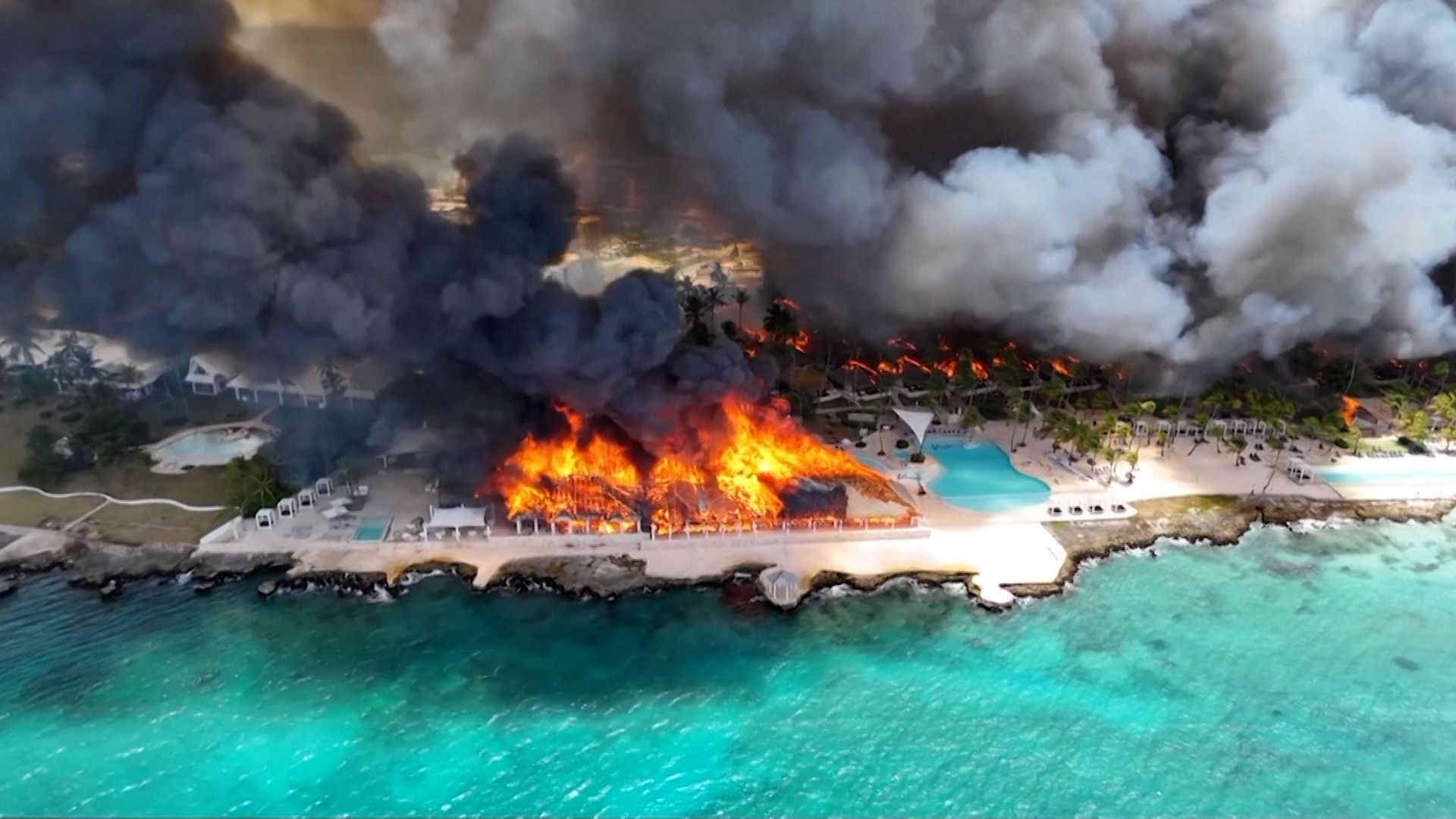 Inferno Rips Through Dominican Republic Beach Resort, One Dead
