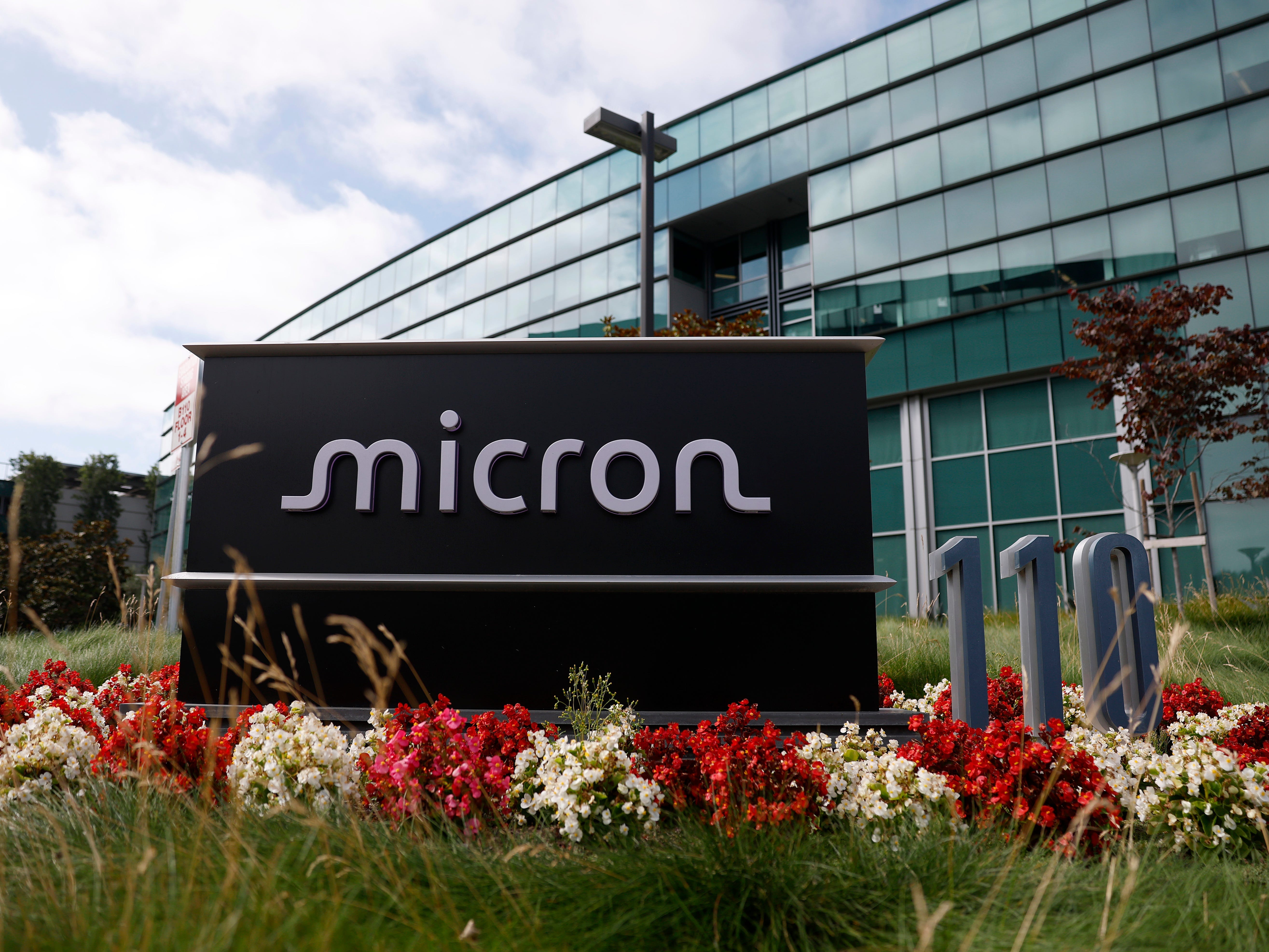 Micron Achieves $1 Trillion Valuation Following UBS Forecast and Trump Endorsement
