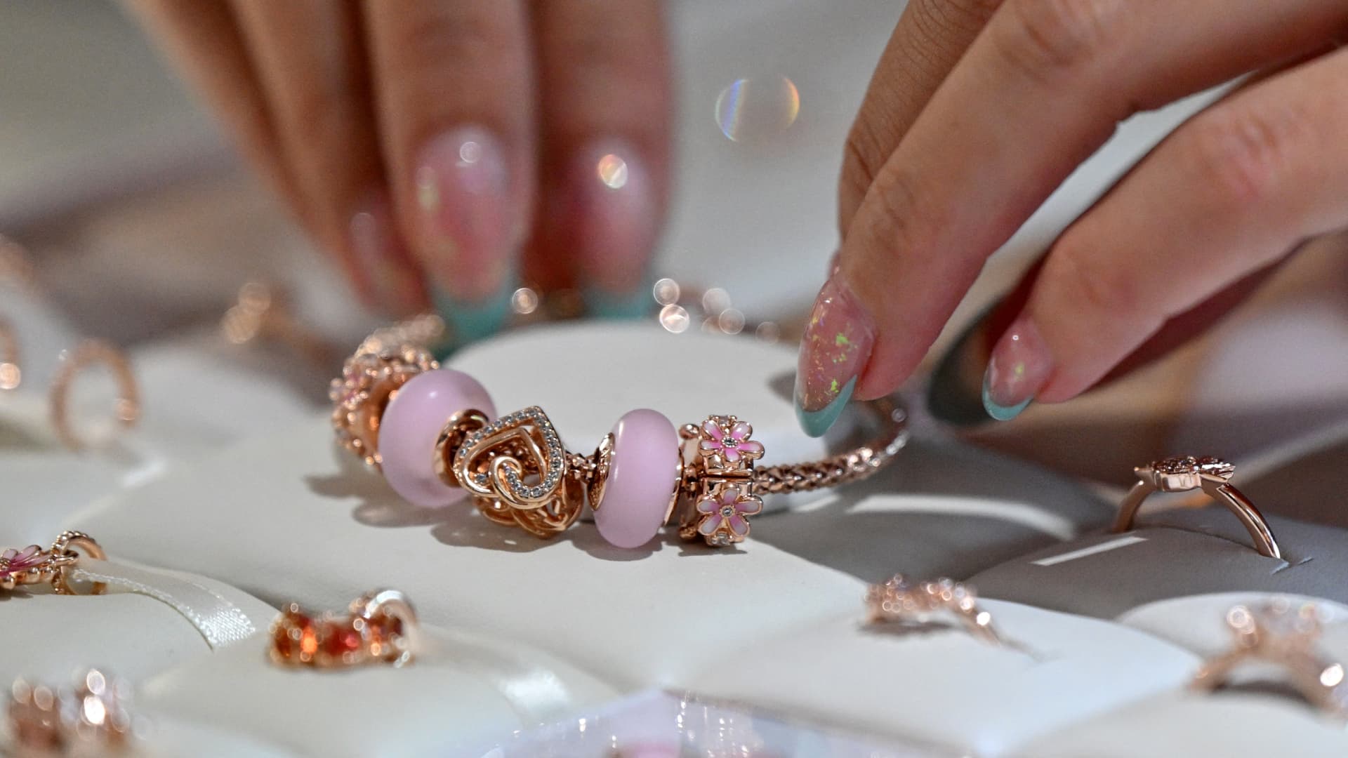 Pandora Opens New Plant in Vietnam, Expands into Lab-Grown Diamonds