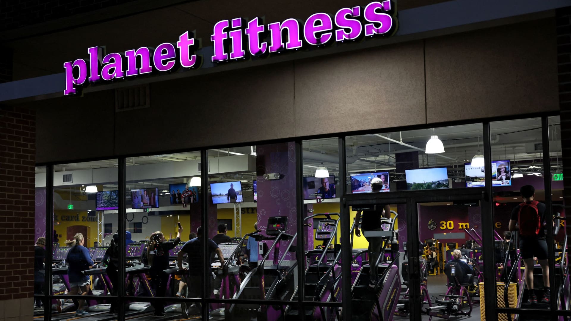 Planet Fitness Shares Plummet 30% Amidst Downgrading Guidance and Membership Slowdown