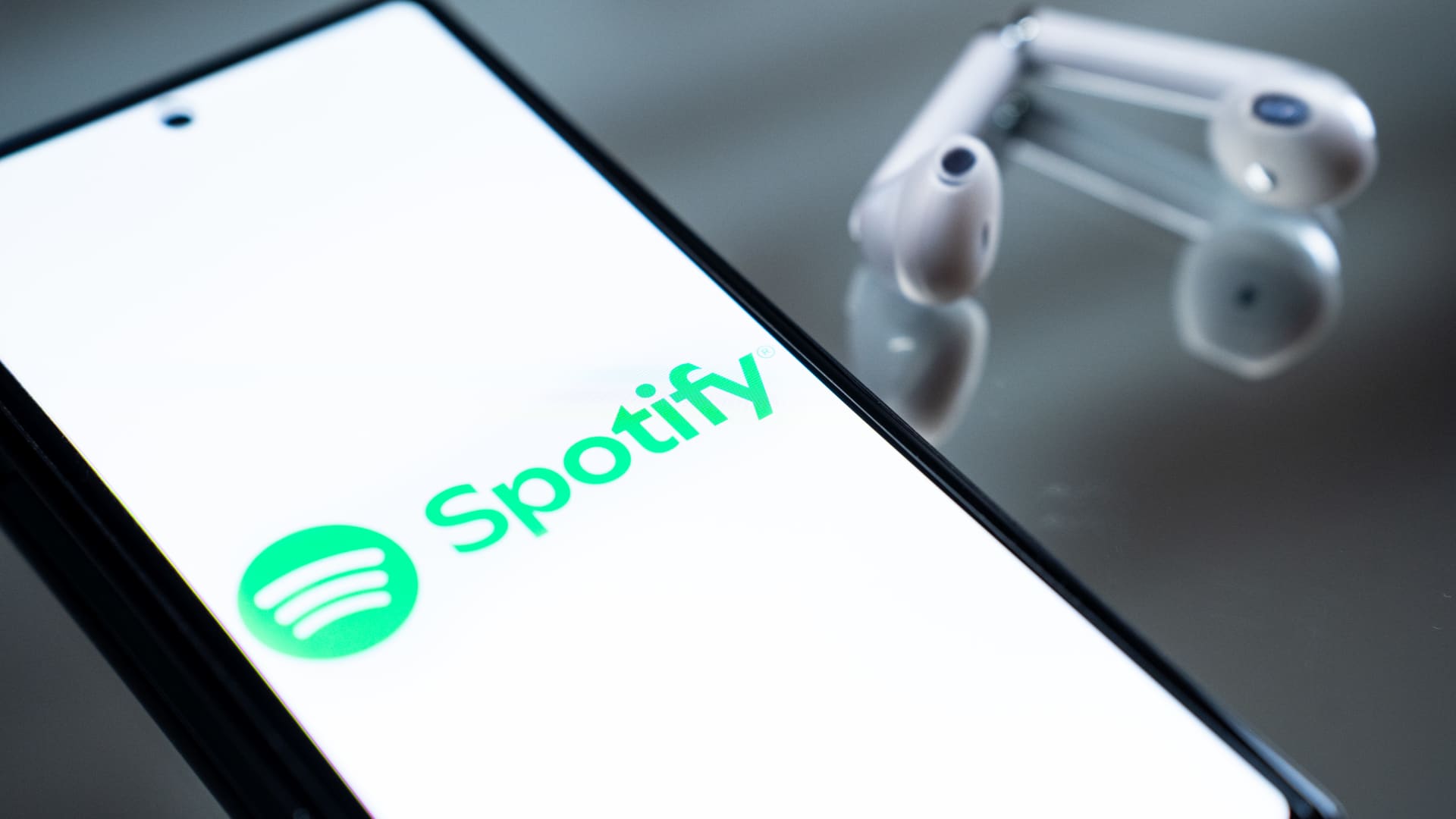 Spotify Shares Surge 15% Following AI Music Partnership with Universal Music