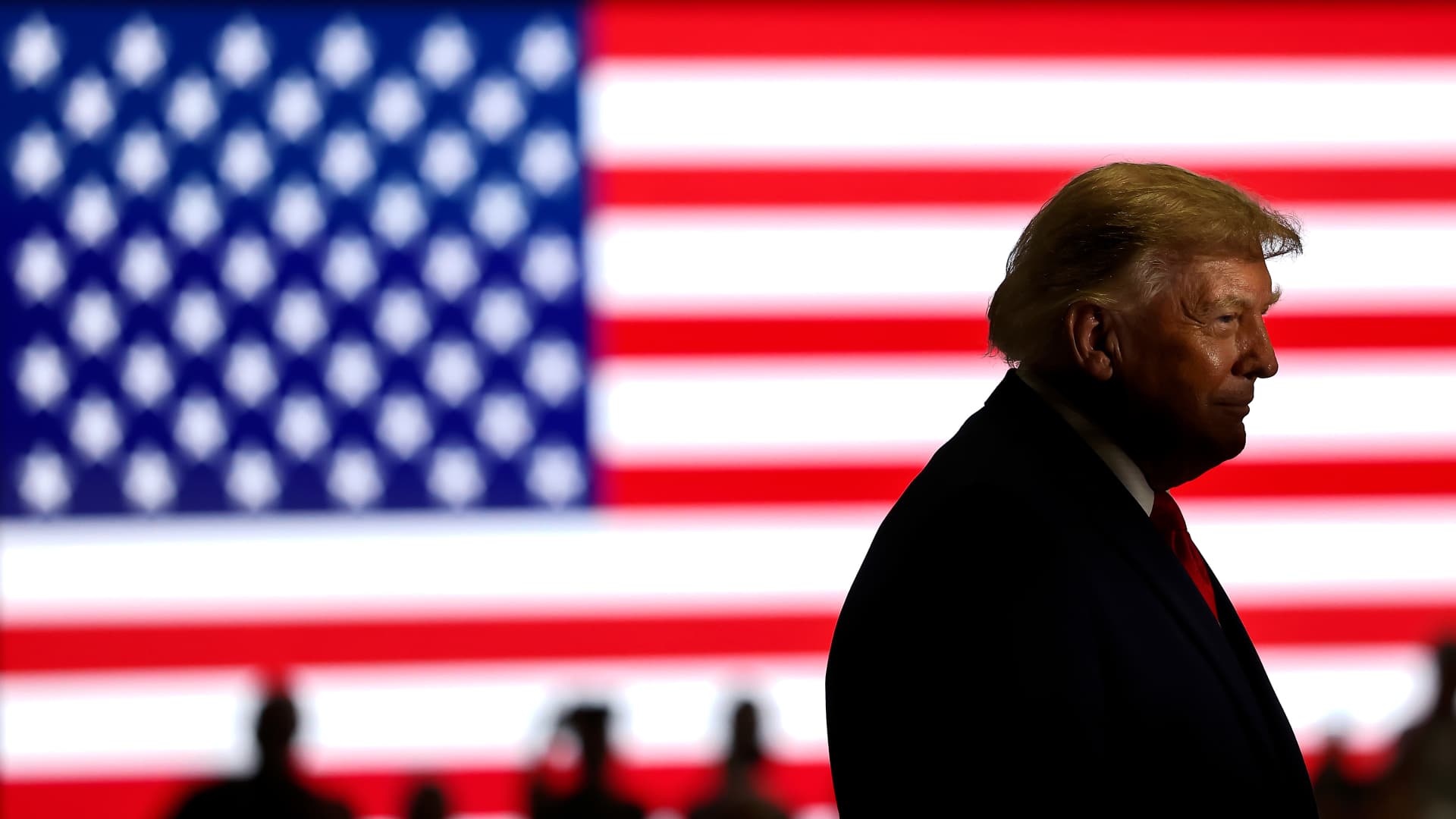 Trump Reiterates $5,000 Check Promise as Midterm Elections Approach