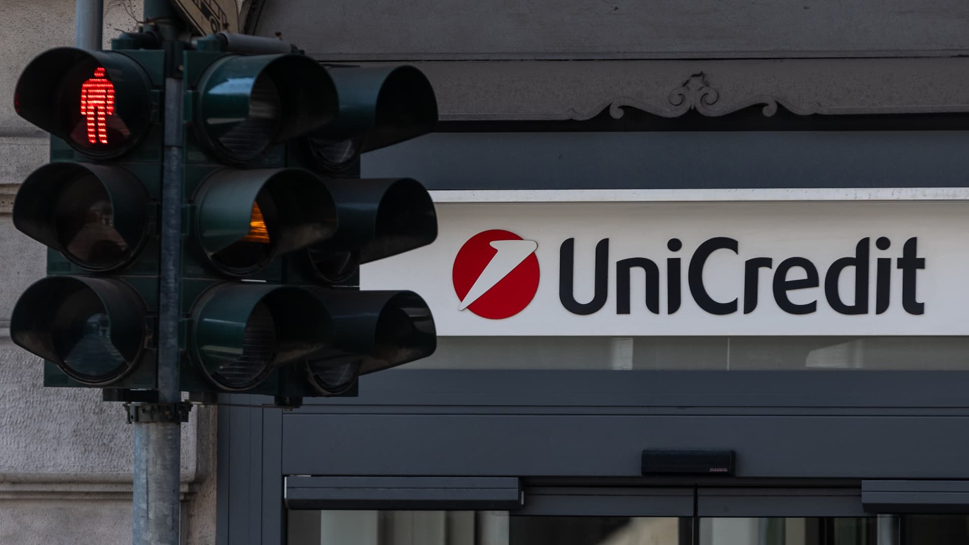 UniCredit Eyes Full Control of Commerzbank in Q4, Says CEO