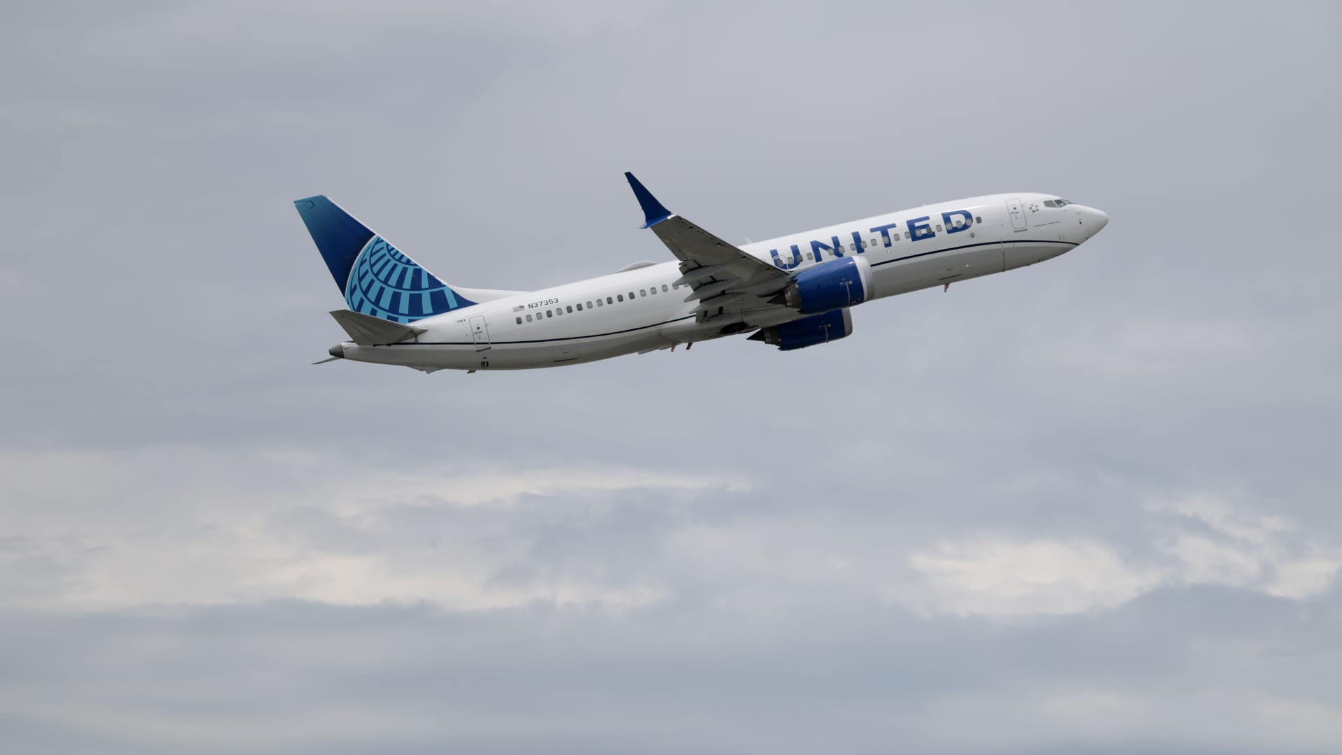 United Airlines Surpasses Earnings Estimates Amid Rising Fuel Costs
